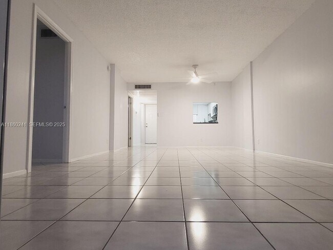 Building Photo - 120 Royal Pk Dr