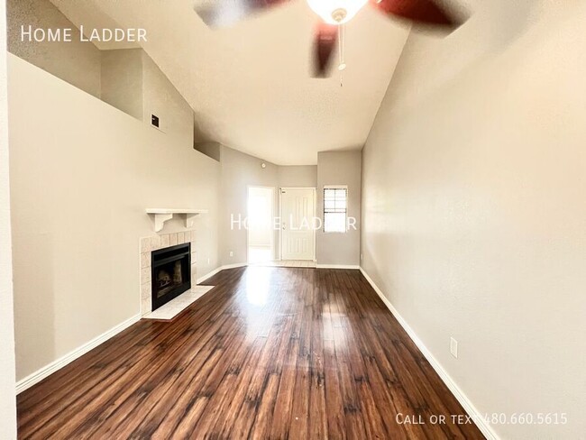 Building Photo - Gilbert 2-Bedroom Townhome with Modern Upg...