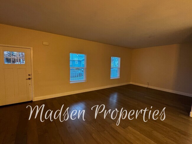 Building Photo - 2127 Hewitt Ave