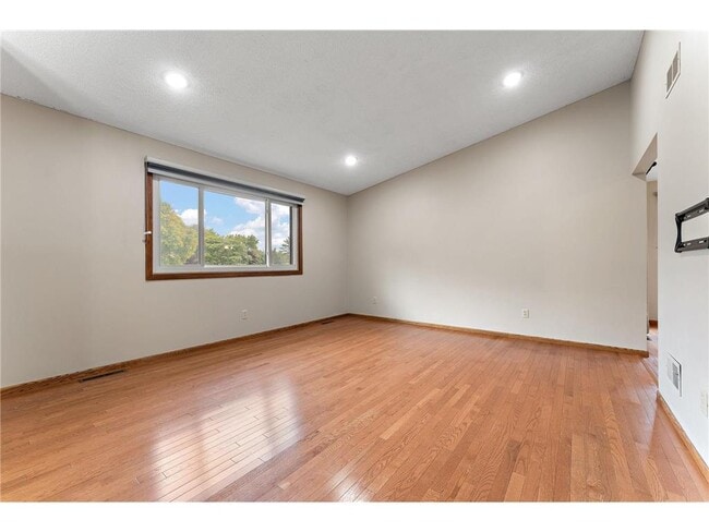 Building Photo - 560 Donegal Cir