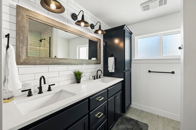 Building Photo - 828 6th St