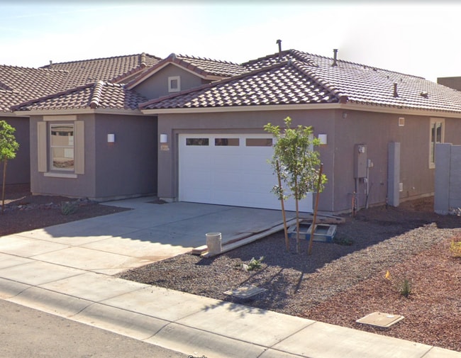 Primary Photo - Layton Lake Home Room for Rent