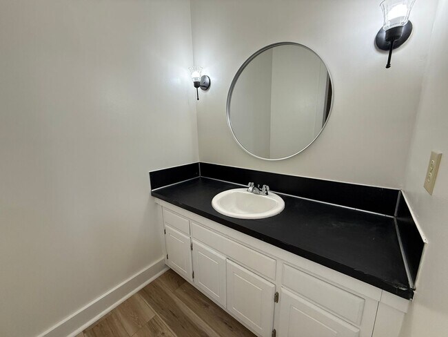 Building Photo - 1 Bed, 1 Bath Apartment – Great Location & Amenities! Flexible Lease Terms Available