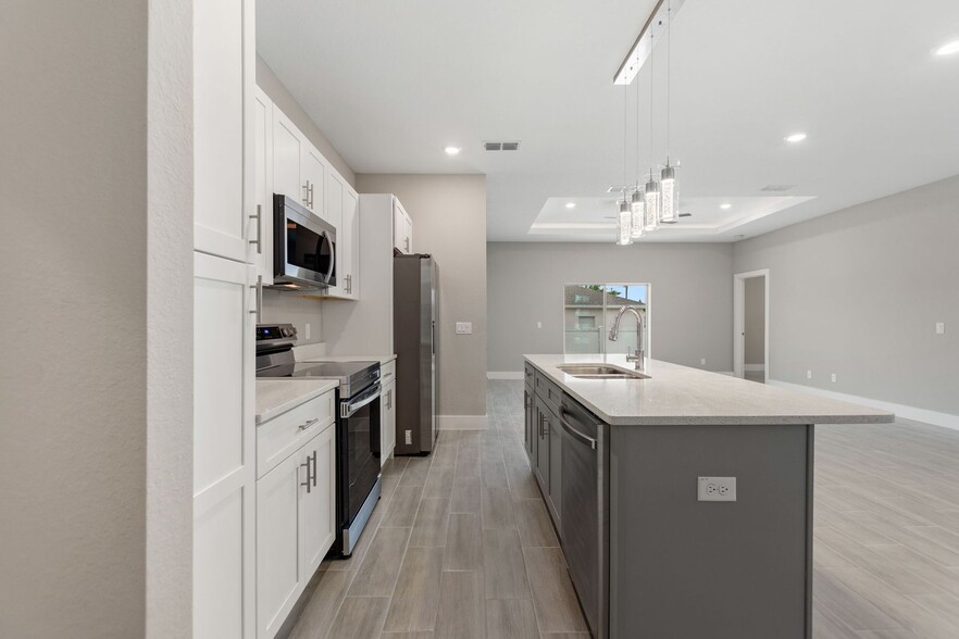 Building Photo - 825 Colville Dr