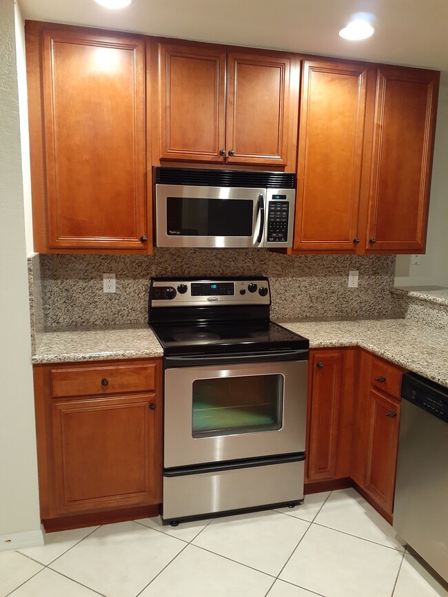 Full granite backsplash - 16159 Sierra Palms Dr