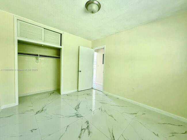 Building Photo - 1371 NE 150th St