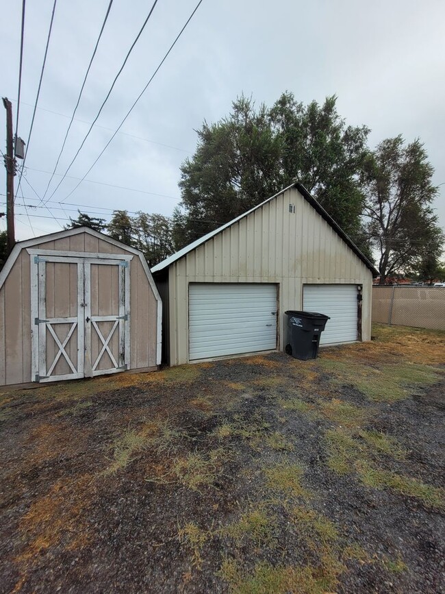 Building Photo - 326 3rd Ave SE