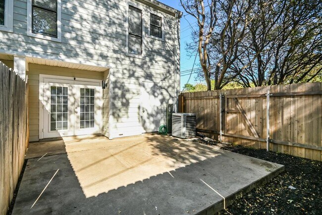 Building Photo - 5604 Woodrow Ave