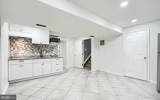 Building Photo - 4 Maya Way