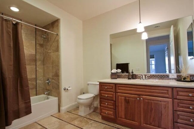 2nd bathroom - 2881 Meridian Ave