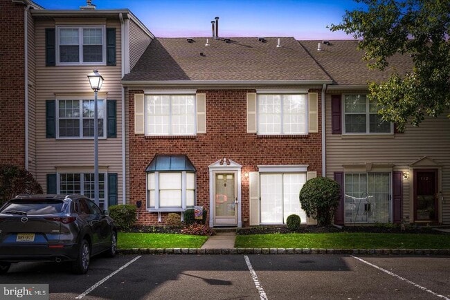 Building Photo - 110 Versailles Ct