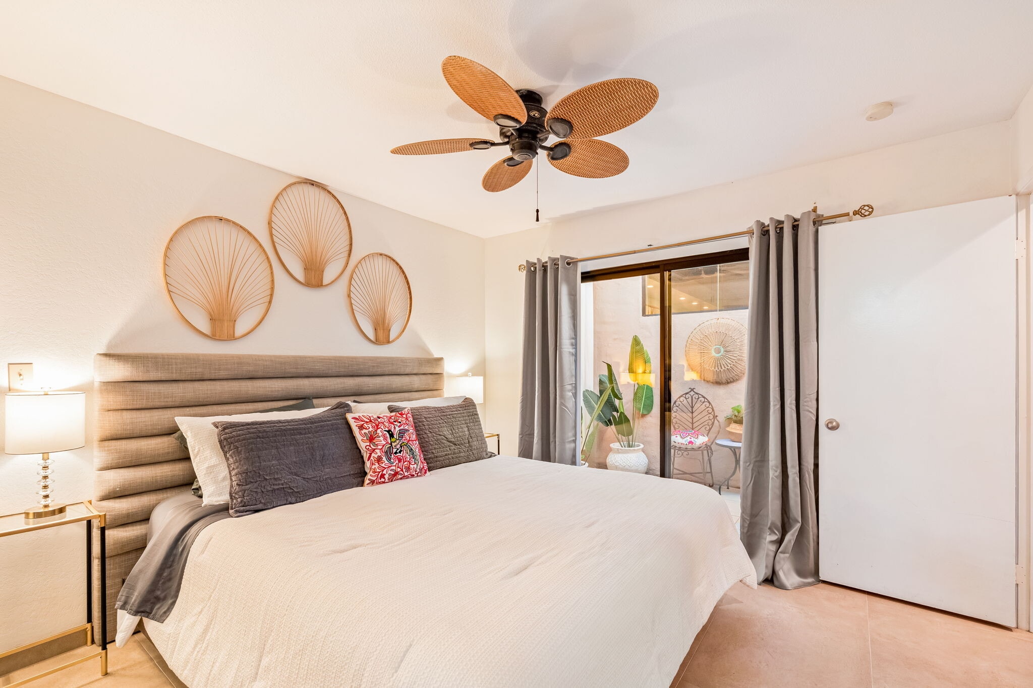 KING BEDROOM WITH ADJOINING BATHROOM & ATRIUM - 334 S Sierra Madre