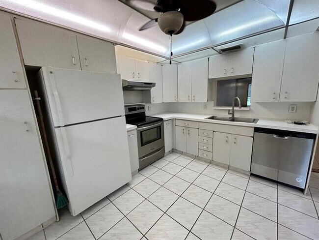 Building Photo - 2402 Antigua Cir