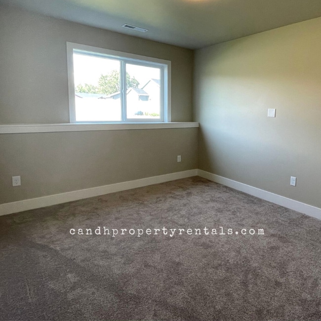 Building Photo - 1417 Columbine Dr