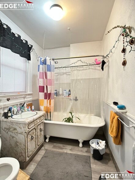 Building Photo - 52 Dustin St