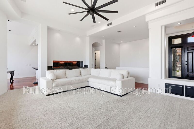 Building Photo - 1527 E Villa Maria Dr