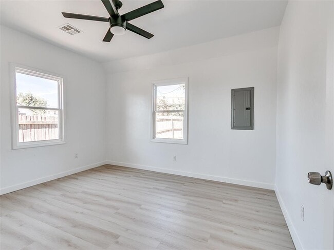 Building Photo - 1215 NW 8th St