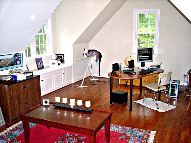 Building Photo - 3-4 BR / 2.5 BA Lovely Two-Story in The Highlands