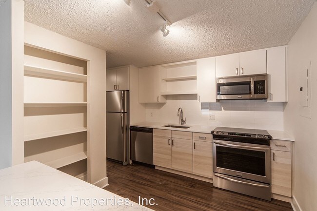 Building Photo - 2121 Canyon Blvd