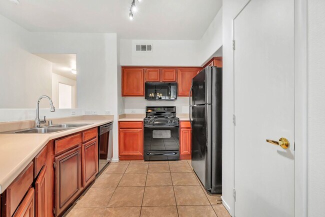 Building Photo - Spacious single-level, first-floor unit featuring 3 bedrooms and 2 bathrooms.