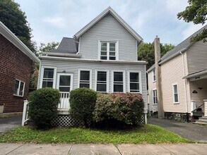 Building Photo - 4 Bedroom 2 Bath Single Family House!