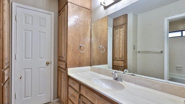 Building Photo - 5273 Sherbrooke Ln