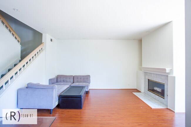 Building Photo - Fully Furnished 3be/3ba Home in Desirable ...