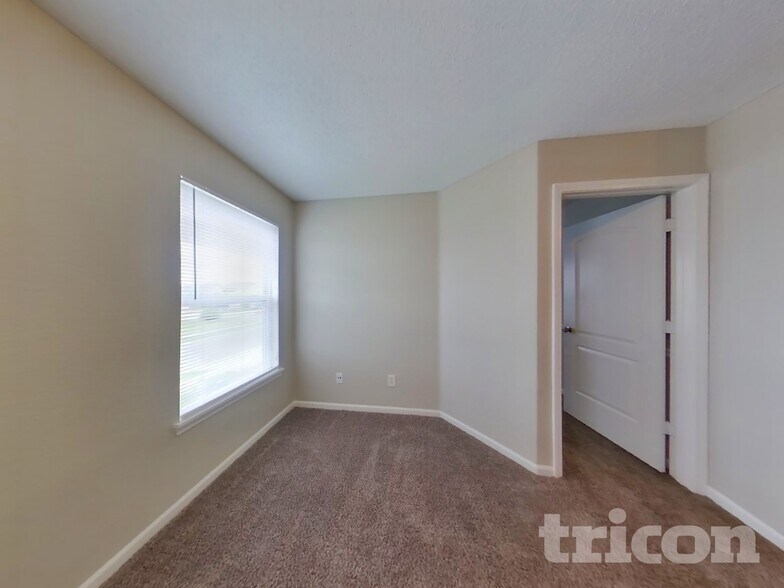 Building Photo - 2195 Lakecrest Dr