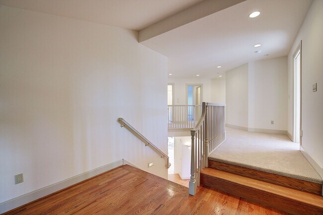 Building Photo - 4bd/4ba Kirkland House