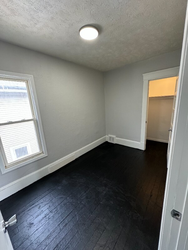 Building Photo - 3860 E 72nd St