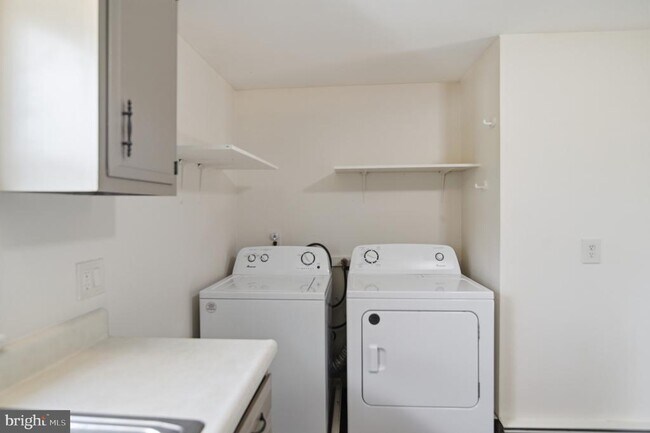 Building Photo - 1130 E Park Ave