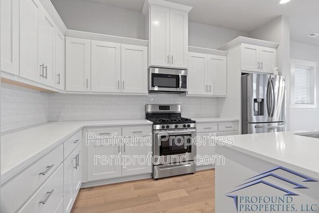 Building Photo - 6843 SE Red Alder St