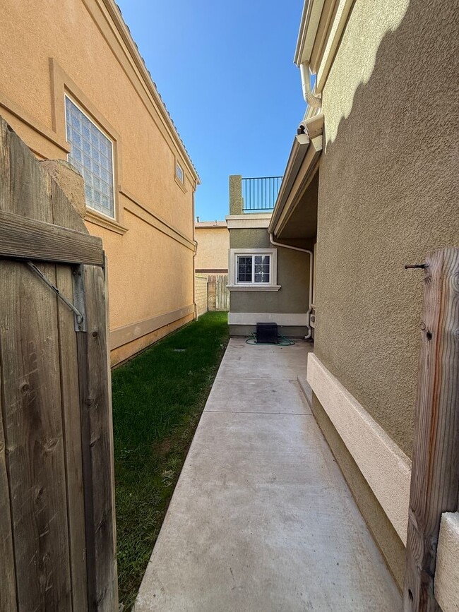 Building Photo - Centrally Located Large Two Story Home on ...