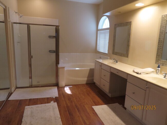 Building Photo - 4 Bedroom 2.5 Bath w/3 Car Garage in Super...