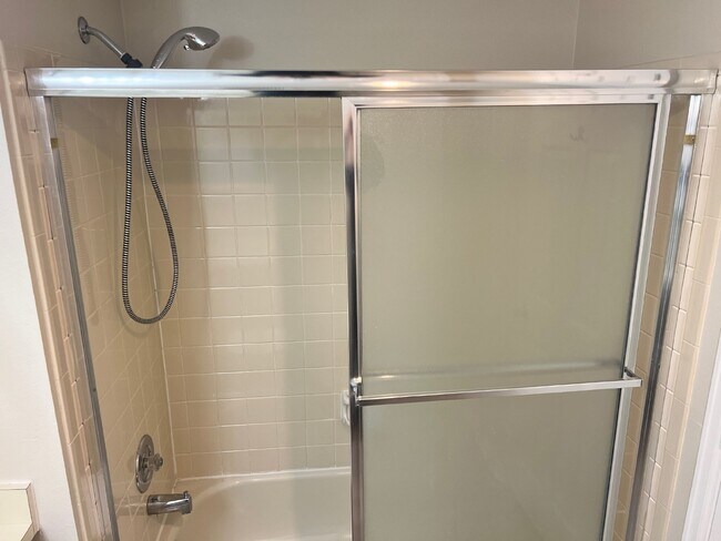 Building Photo - AVAILABLE NOW!  Cozy condo in the Chestnut Community!