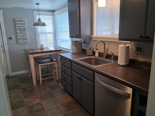 Building Photo - Kelsey's Cottage: Fully Furnished 2 bd/1ba...