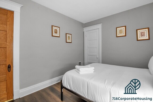 Building Photo - Furnished 3-Bedroom Upper Apartment on Bird Ave