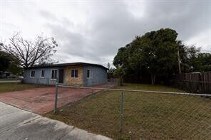 Building Photo - 2900 NW 5th Ct