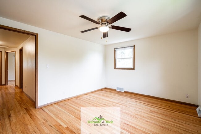 Building Photo - Upgraded Spacious 3 Bedroom Townhome Waukesha