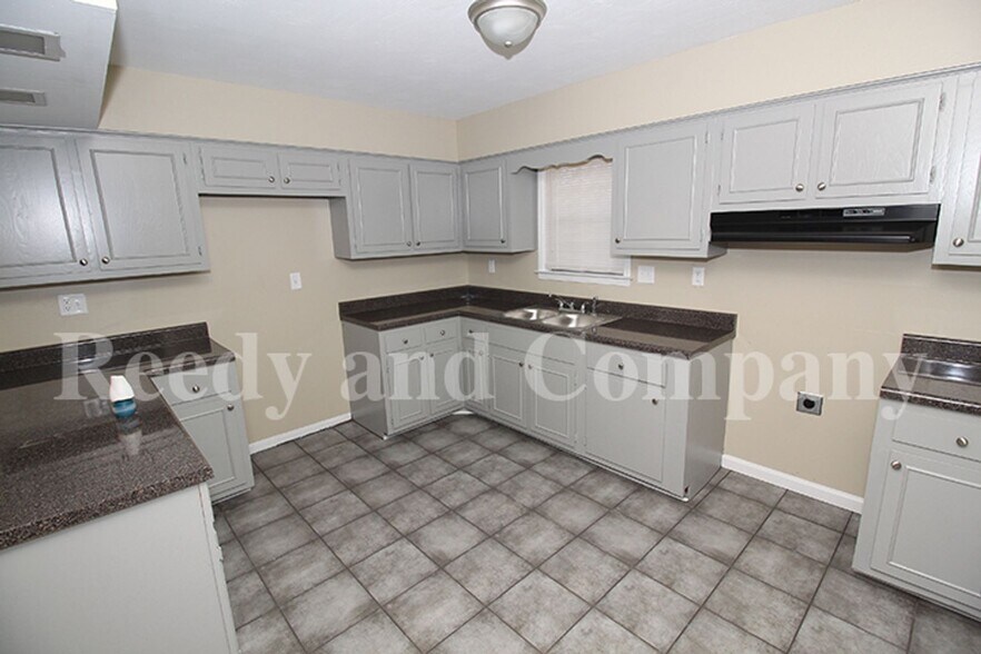 Building Photo - 3235 Fox Chase Dr