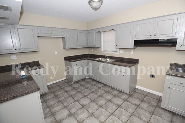 Building Photo - 3235 Fox Chase Dr