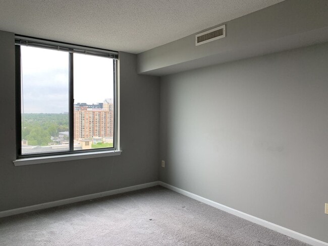 Building Photo - Luxury 2BD/2BA in The Gallery - Across fro...