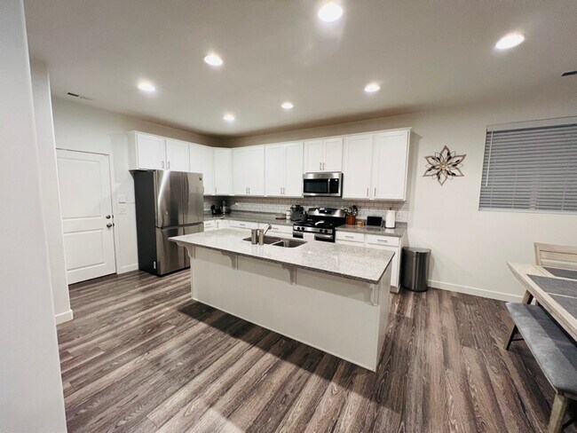 Building Photo - 1716 W Parkview Dr
