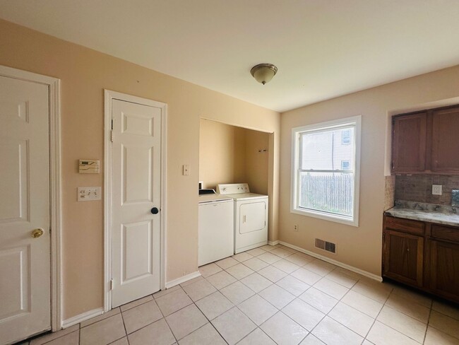 Building Photo - MOVE-IN READY !! BEAUTIFULLY  PROPERTY WIT...