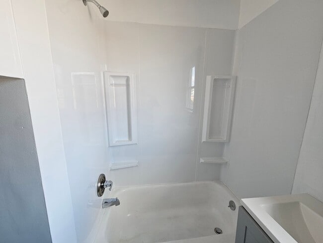 Building Photo - Fully Updated 4-bedroom 2 bath house for r...