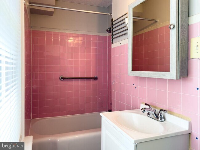 Building Photo - 658 Walnut St