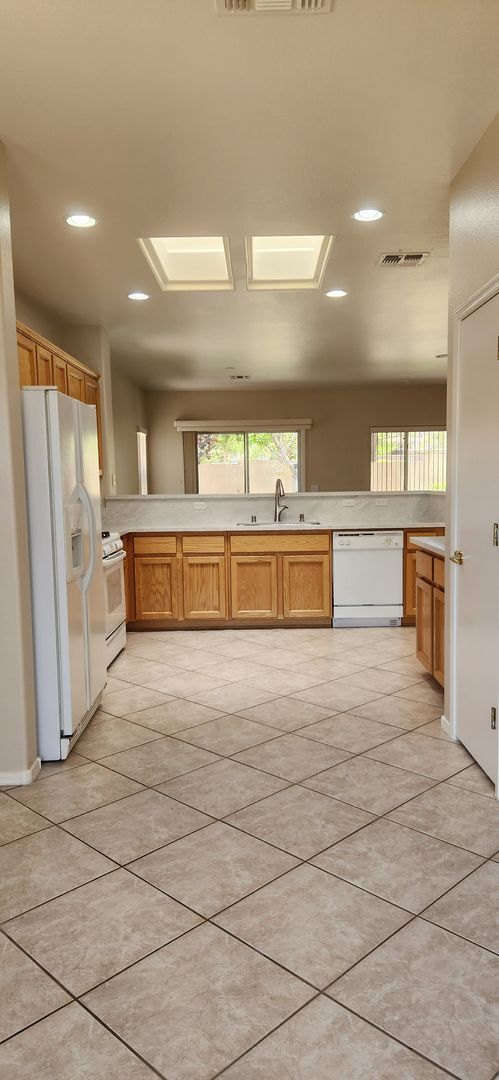 Building Photo - FRESHLY PAINTED 2 Bedroom Patio Home in Ag...