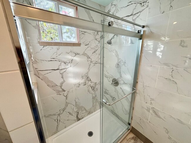 Building Photo - Adorable and Historic Home in West Alameda