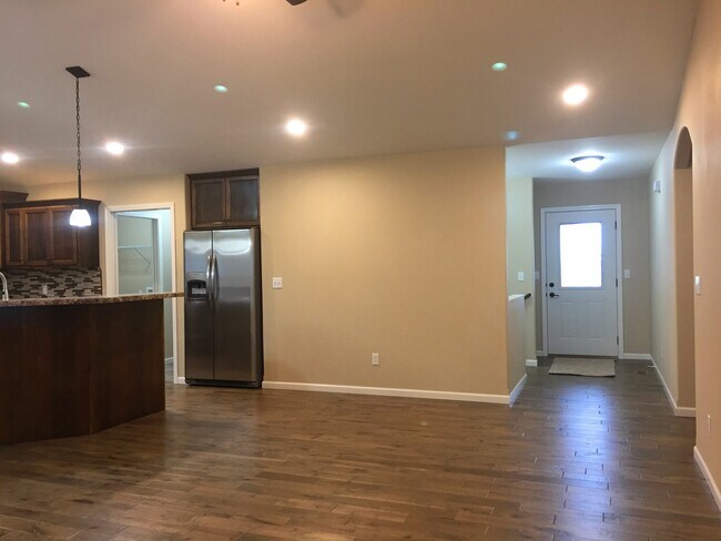 Building Photo - 4Bed/3Bath, House, Quiet Subdivision!
