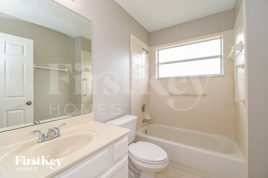 Building Photo - 5714 Plum Hollow Dr W